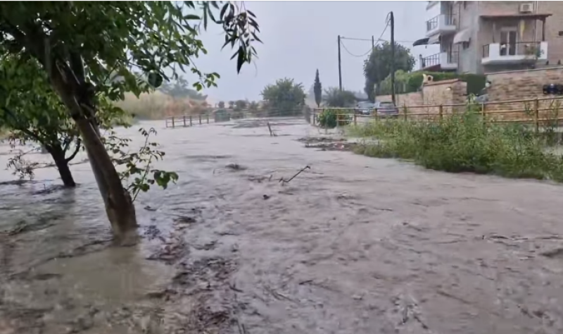 Предупредиха за опасност от наводнения в районите на някои реки