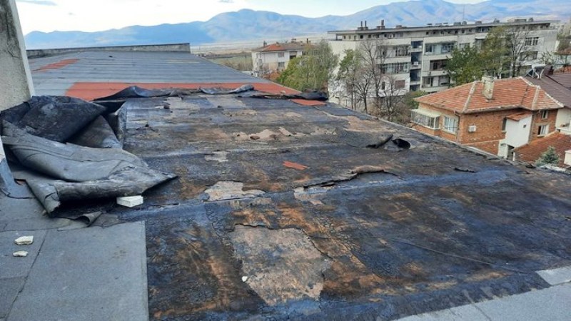 Гимназията в Сопот пострада от силния вятър