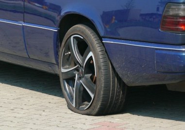 Момчета срязаха гумите на 5 чужди коли в Белозем