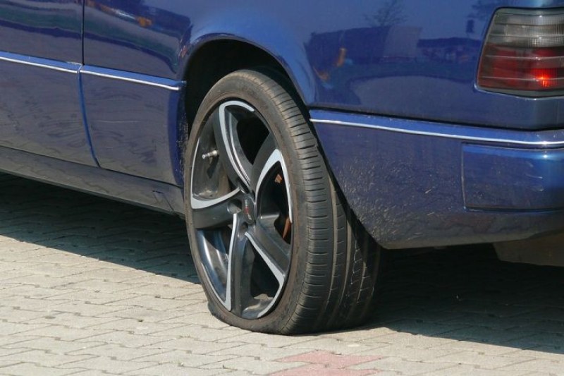 Момчета срязаха гумите на 5 чужди коли в Белозем