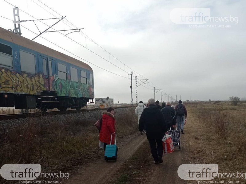 Четири часа след катастрофата в Пловдивско: Извозват с автобуси пътниците от влака