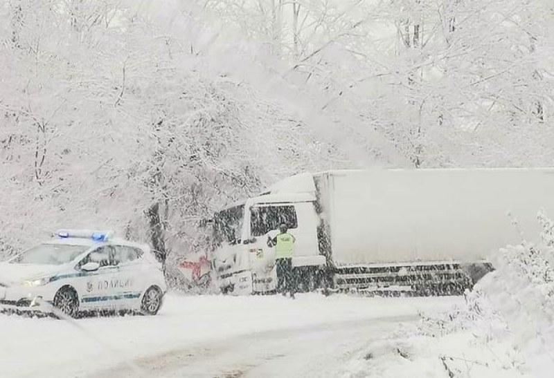 Десетки закъсали в снега в прохода Петрохан