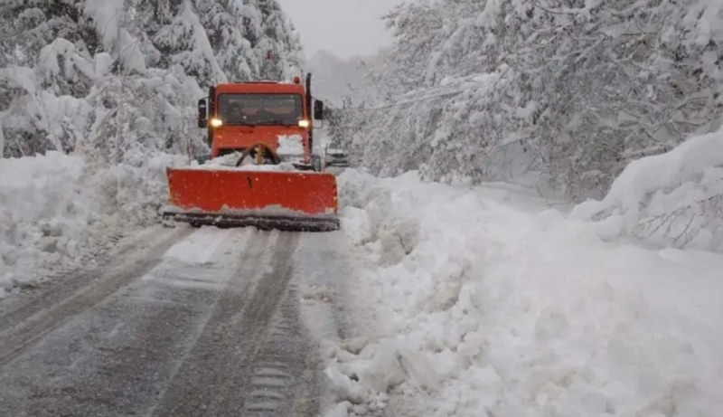 Снегът блокира пътя за Лилково, снегорин закъса