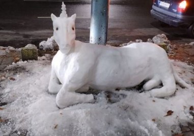 Красив снежен еднорог създаде настроение в Пловдив
