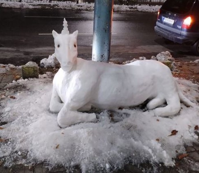Красив снежен еднорог създаде настроение в Пловдив
