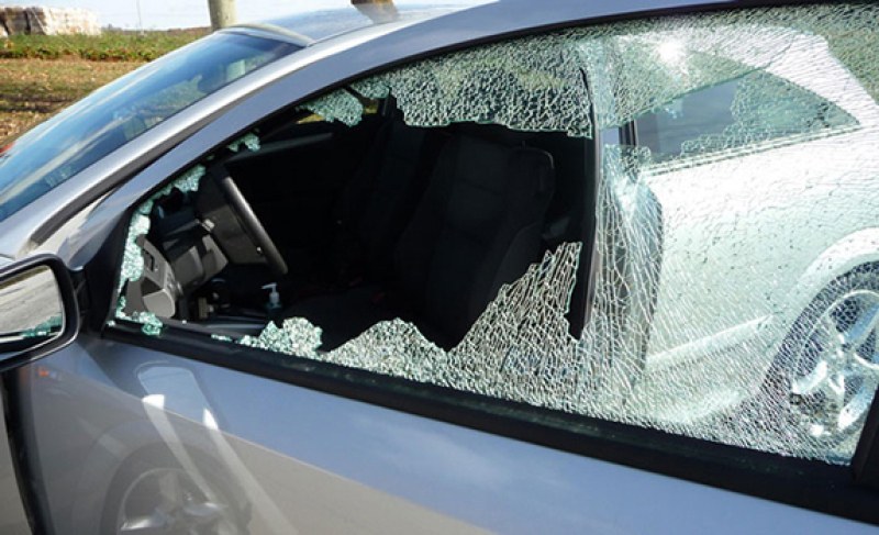 Вандал строши прозорец на къща и автомобилни стъкла в Съединение