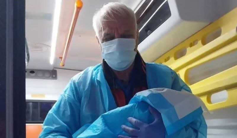 Фелдшер от Бърза помощ, изродил бебе: Имам около 20 раждания в линейки