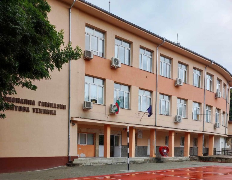 Пловдивска гимназия отпразнува 60-годишнина