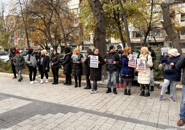 Близки на убития Митко протестират пред съда, не искат делото срещу близнаците да започва