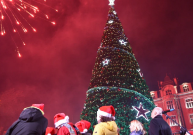 Палят светлините на елхата в Пловдив днес, ще има заря, концерт и първа среща с Дядо Коледа