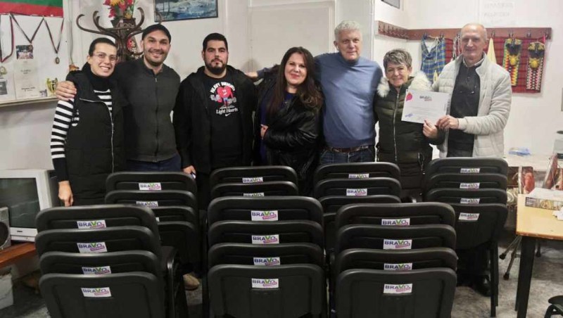 “Браво, Пловдив“ дари 30 стола на пенсионерски клуб, забравен от властта