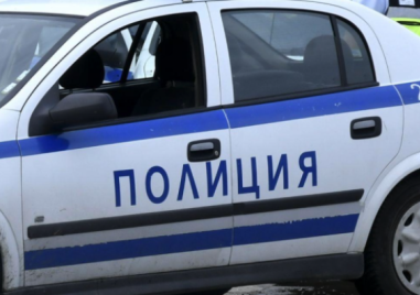 Мъж унищожи вратата на съсед край Садово, жена удари с мотика колата на мъжа си край Калояново