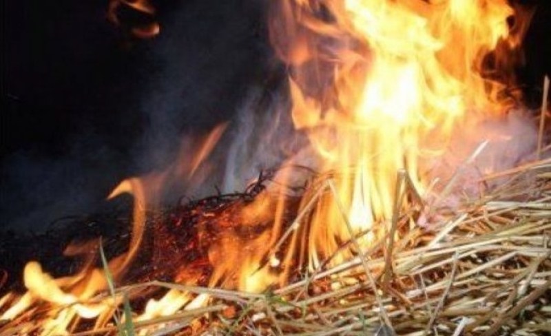 Пожар край Стряма, изгоряха над 100 бали люцерна