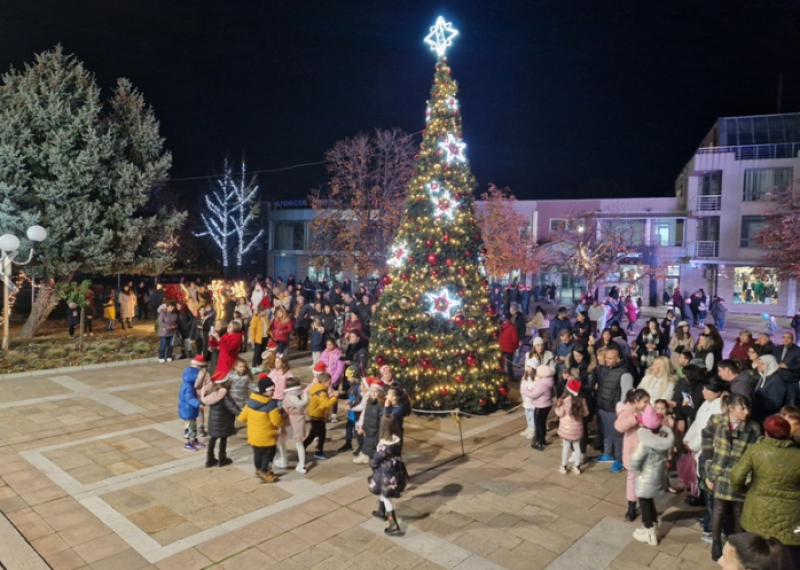 Коледната елха в Първомай грейна, вижте празничните събития през декември