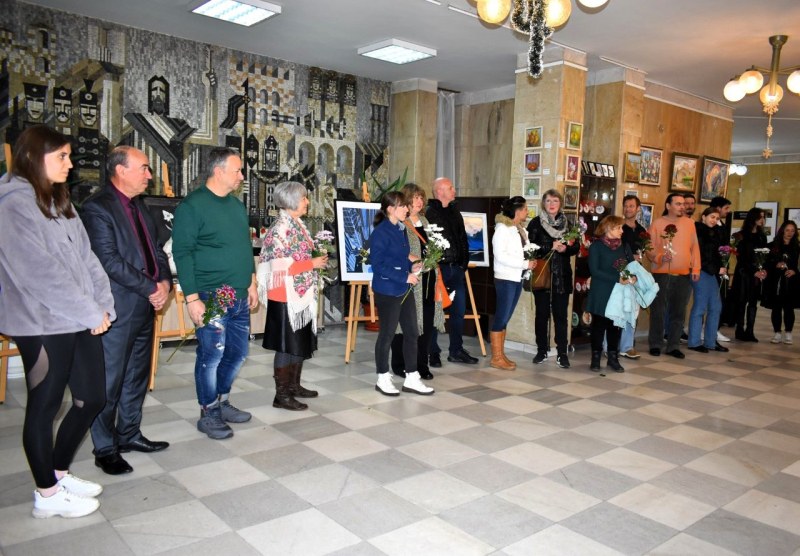 Асеновградски художници събраха свои творби в „Приказки за Коледа“