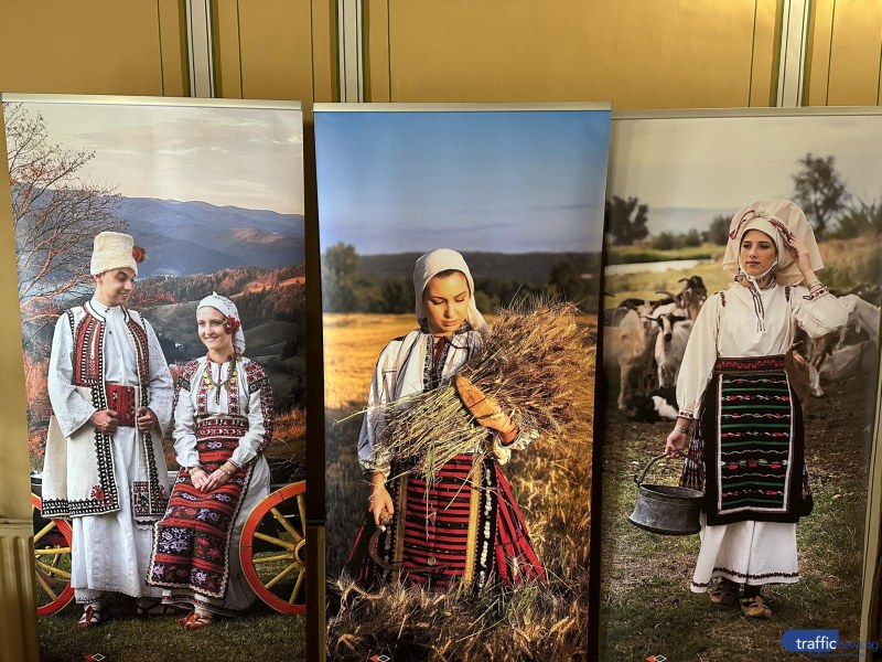 Представиха календар с автентични народни носии в Пловдив