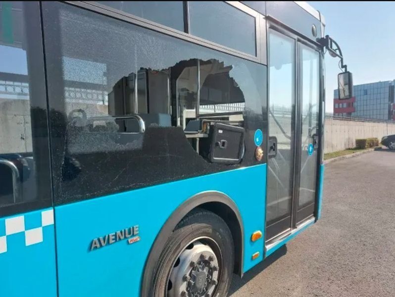 Съдят ученика, стрелял с пистолет по автобус край пловдивско училище