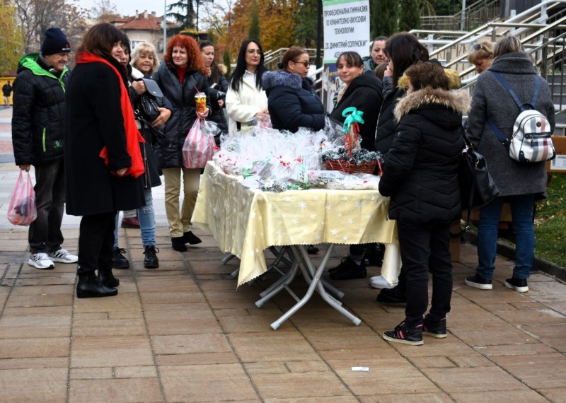 Ученици събраха над 1700 лв. на благотворителен базар в Асеновград