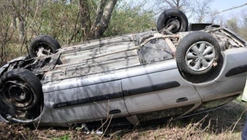 Кола се преобърна край Асеновград, има сериозно пострадали
