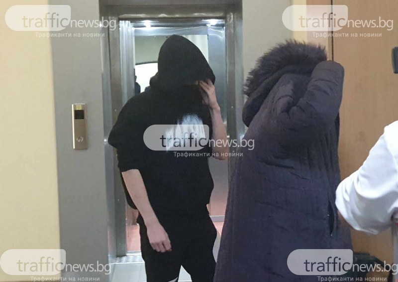 Доведоха в съда ученика, стрелял с пистолет по автобус в Пловдив