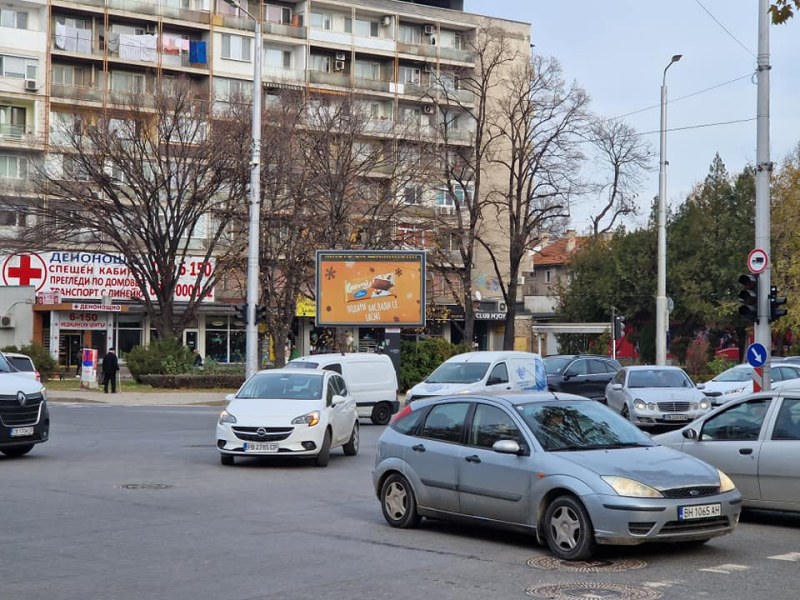 Хаос настана на едно от най-оживените кръстовища в Пловдив