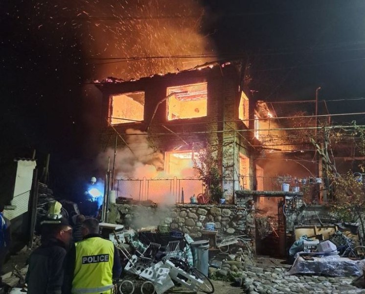Майка и син имат нужда от помощ, пожар изпепели дома им