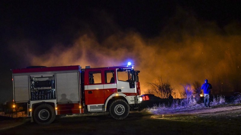 Пожар лумна в село край Съединение, пламнали са дървени греди