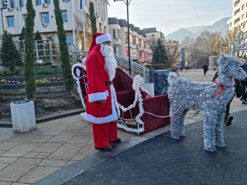 Дядо Коледа идва при малки и големи в Асеновград