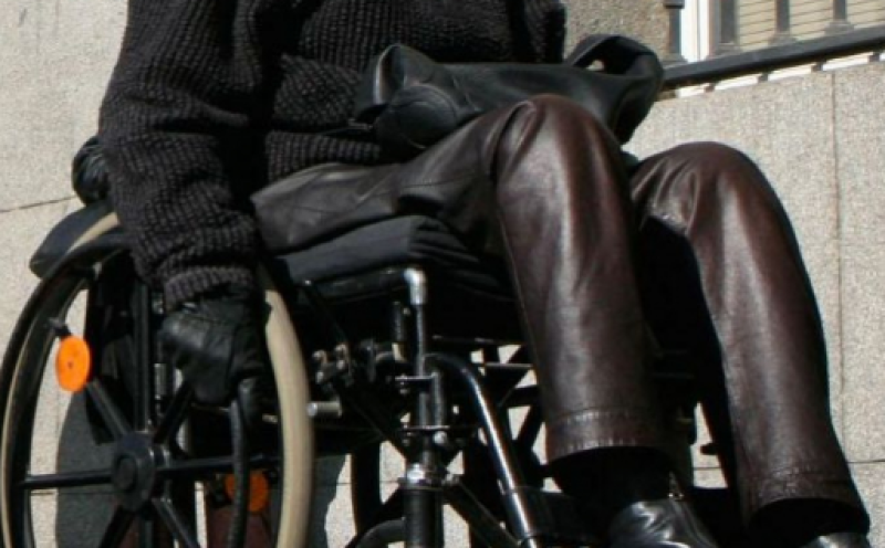 Мъж удари и ограби жена в инвалидна количка в Пловдив