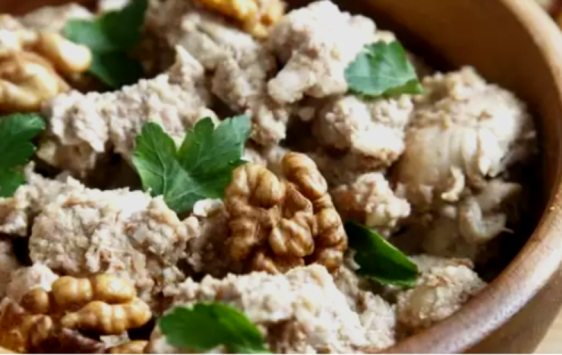 Разядка с орехи и чесън - постна, но много вкусна Разядка с орехи и чесън - постна, но много вкусна
