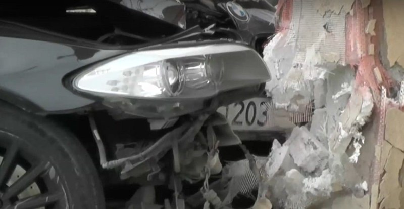 Кола се заби в сграда и в стълб в Първомайско