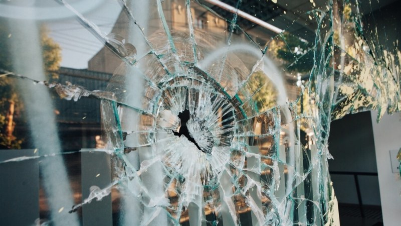 Криминално проявен повреди витрина на магазин в Пловдив
