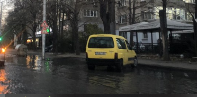 ВиК авария наводни тази сутрин част от булевард „Васил Априлов”