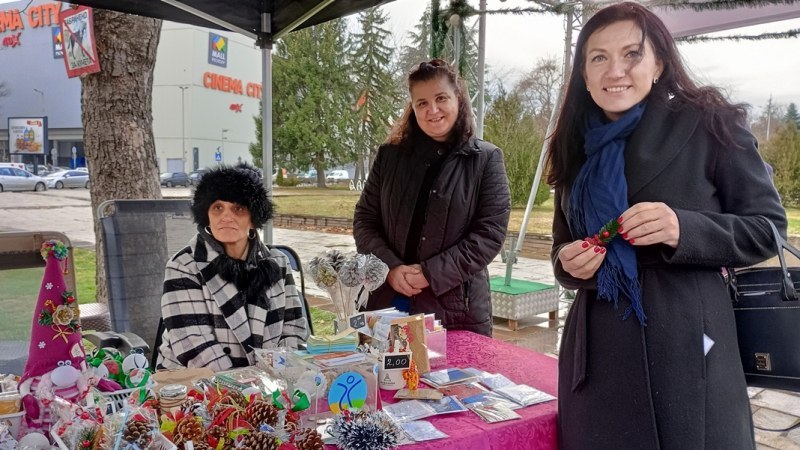 Коледната алея се откри в Пловдив, продължава и утре