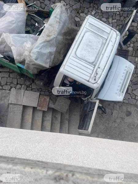 Автомобил на ОП “Чистота” се удари в стълби, спирачките отказали