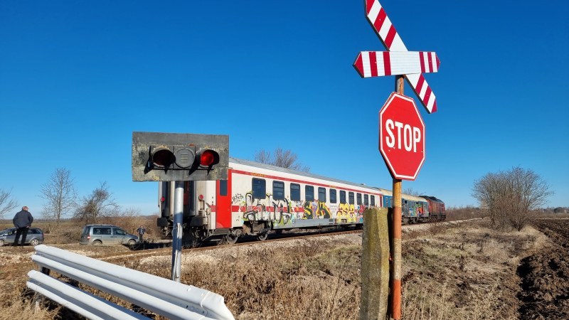Катастрофа между кола и влак в Добричко, има пострадали