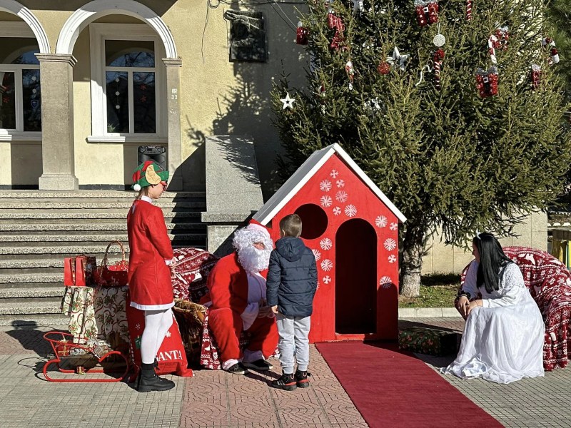 Коледен концерт, базар и Дядо Коледа зарадваха хората в Брезово