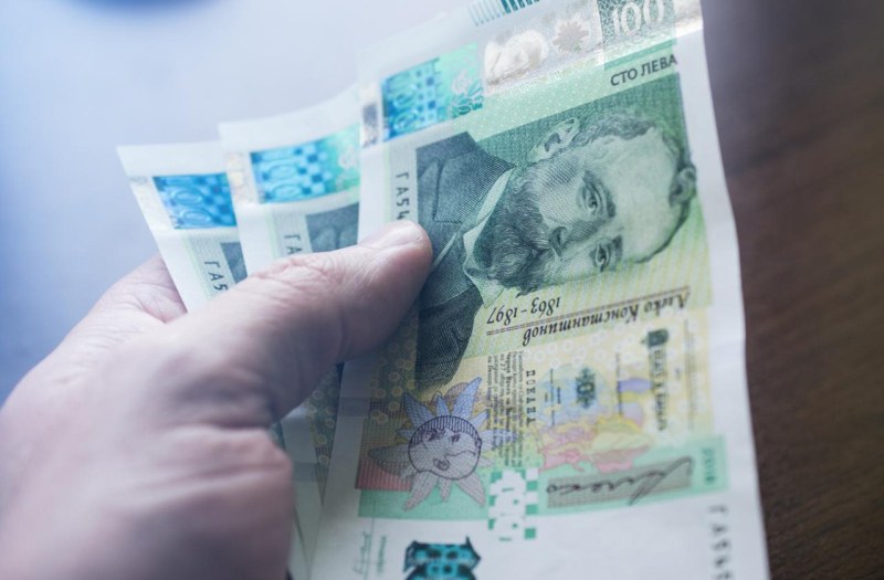 Минималната заплата се повишава от днес, вдига се и линията на бедност