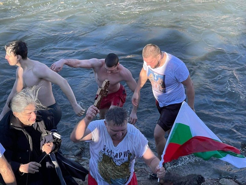 Търсят желаещи за спасението на Богоявленския кръст в Пловдив