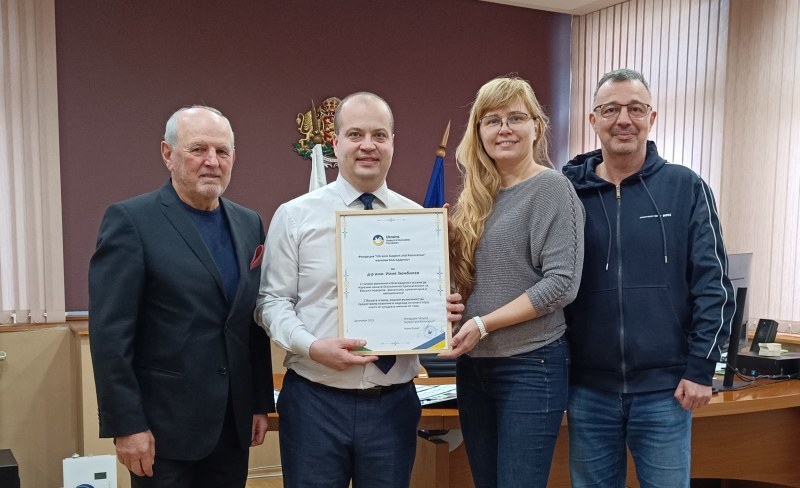 Областният управител получи благодарствена грамота от украинските бежанци в Пловдив
