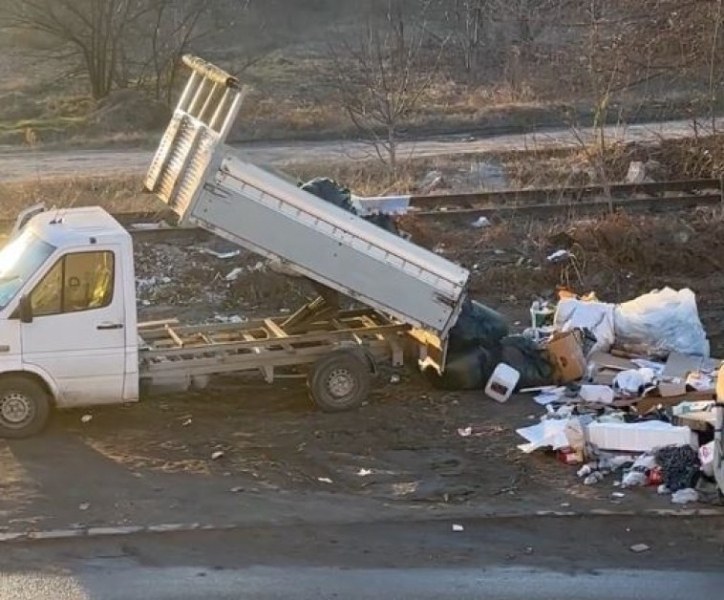 Пловдивчанин изсипа камион със смет на оживен булевард