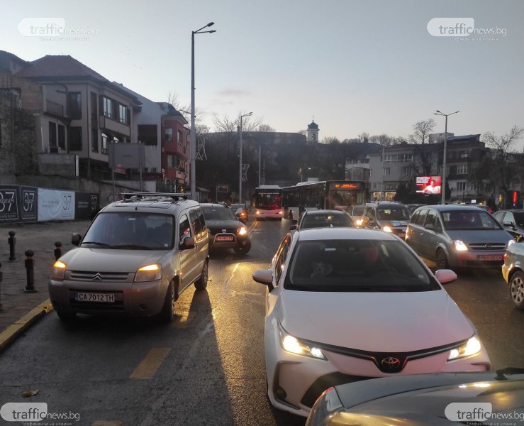 “Аварирали“ автомобили ежедневно блокират спирка в Пловдив, рейсове стоварват хора на пътното платно