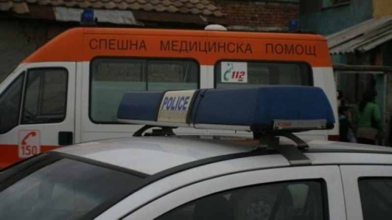 Бус се блъсна в къща в Асеновградско, пътник е ранен