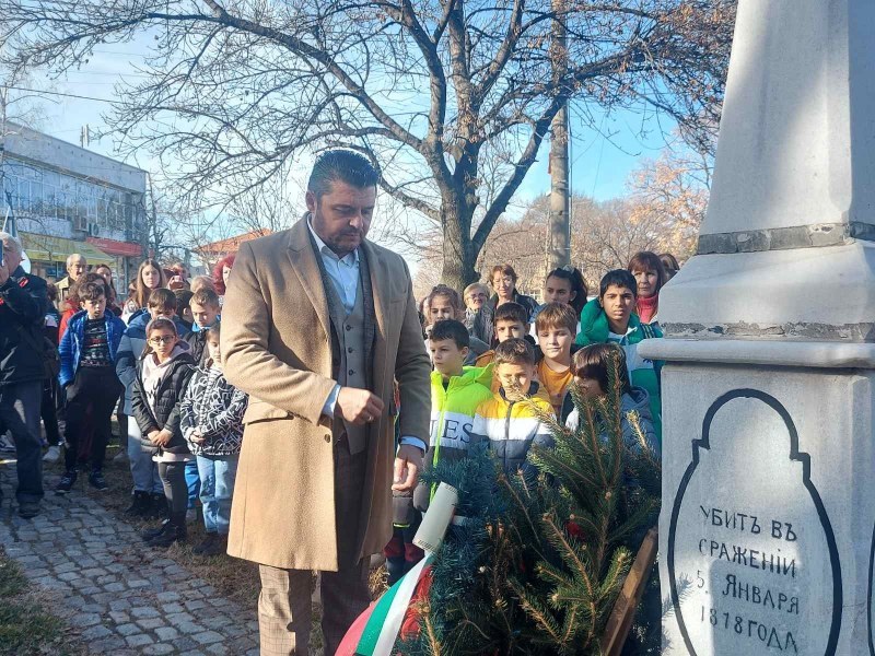 В Белащица поднесоха цветя пред паметника на освободителите си