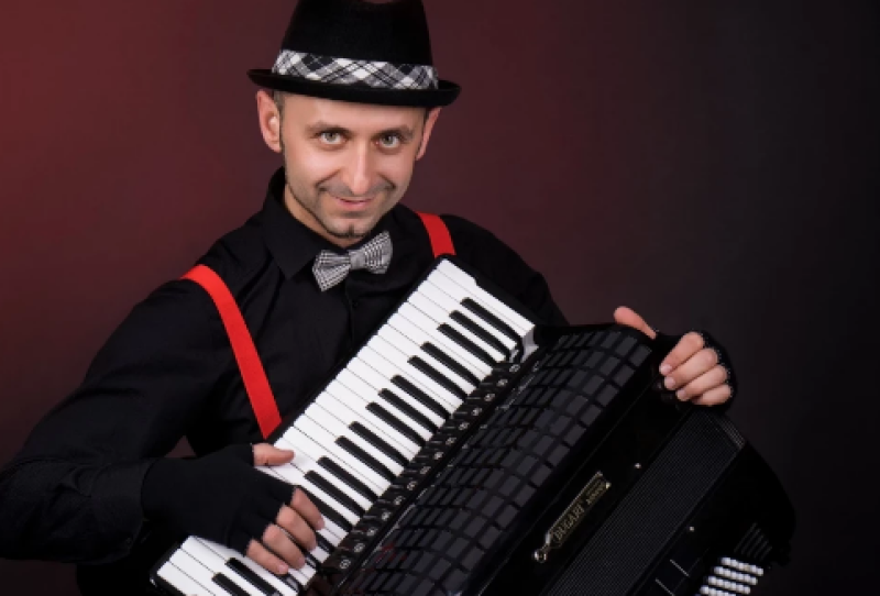 Калоян Куманов, който твори в Пловдив, става част от Barcelona Gipsy balKan Orchestra
