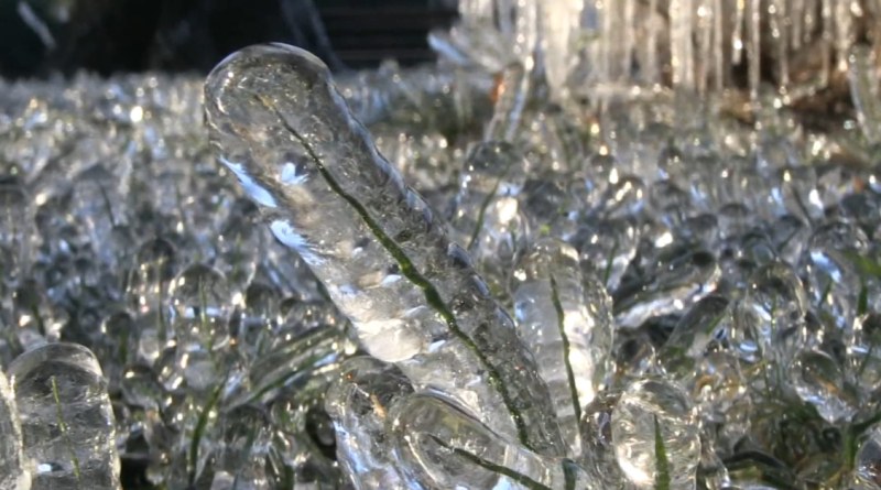 Вандализъм се превърна в ледена феерия в български град