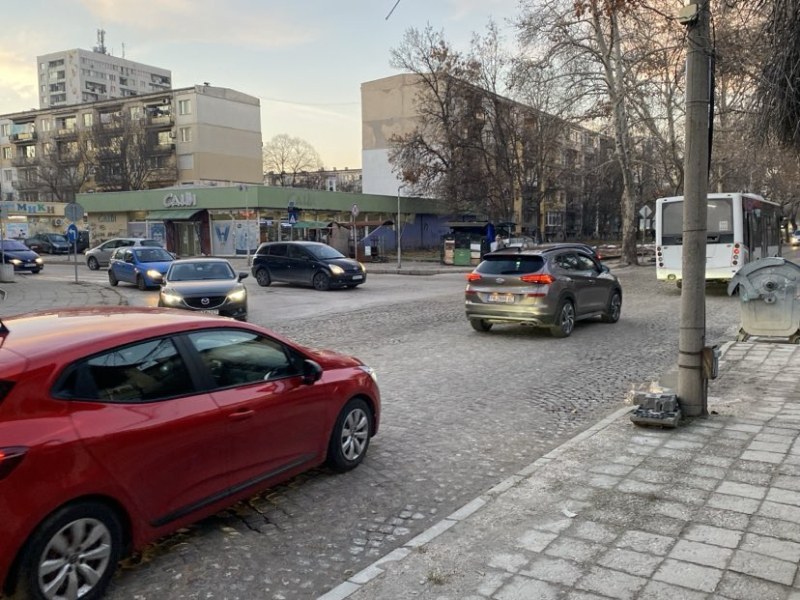 Временна реорганизация на движение на кръстовището на бул. „Хаджи Димитър“ и ул. „Солунска”