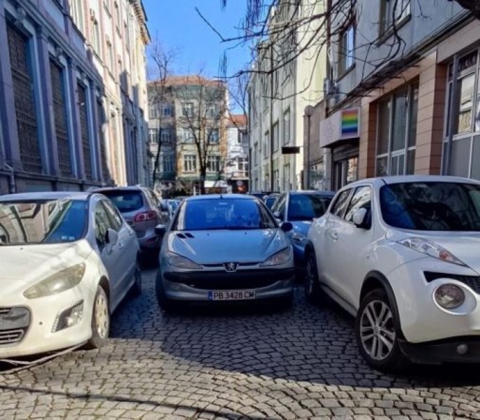 Когато няма места за паркиране в Пловдив, трябва изобретателност