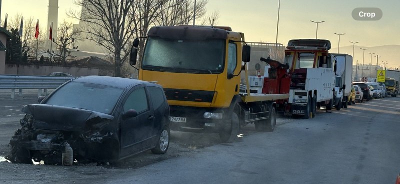 Един от входовете на Пловдив се превърна в автоморга, стари коли гният в локалното