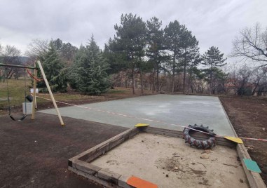 Община Куклен започна изграждането на детска площадка и игрище за футбол